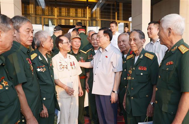 Le président de l’Assemblée nationale rencontre d’anciens combattants prisonniers de guerre de Nghê An ảnh 1 Le président de l’Assemblée nationale rencontre d’anciens combattants prisonniers de guerre de Nghê An ảnh 1