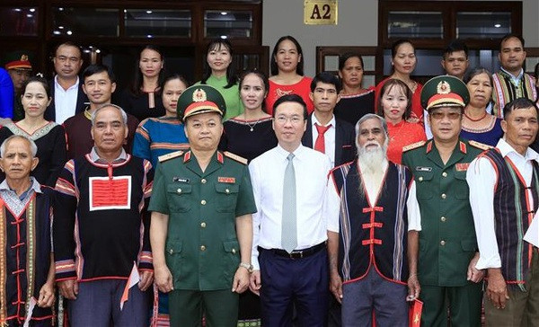 Le président Vo Van Thuong rend visite à la Légion 15 ảnh 2 Le président Vo Van Thuong rend visite à la Légion 15 ảnh 2