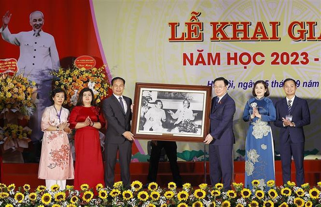 Le président de l'AN assiste à la rentrée scolaire à l'École de l'amitié T78 ảnh 1 Le président de l'AN assiste à la rentrée scolaire à l'École de l'amitié T78 ảnh 1