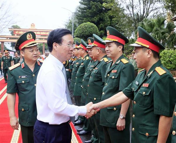 Le président Vo Van Thuong rend visite à la Légion 15 ảnh 1