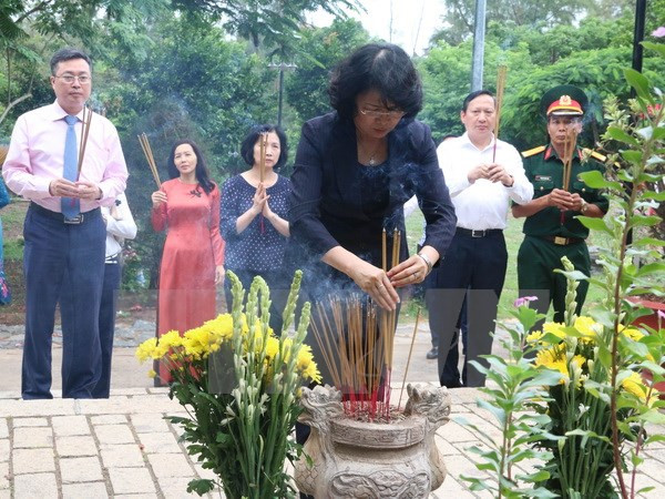 La vice-présidente Dang Thi Ngoc Thinh rend hommage aux morts pour la Patrie à Con Dao ảnh 1 La vice-présidente Dang Thi Ngoc Thinh rend hommage aux morts pour la Patrie à Con Dao ảnh 1