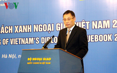 Publication du Livre bleu de la diplomatie du Vietnam 2015 ảnh 1 Publication du Livre bleu de la diplomatie du Vietnam 2015 ảnh 1