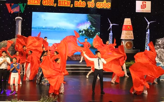 Programme artistique "S'orienter vers les frontières, la mer et les îles du pays" ảnh 1