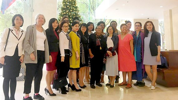 Le journal Sai Gon Giai Phong reçoit une délégation d'Américaines ảnh 1 Le journal Sai Gon Giai Phong reçoit une délégation d'Américaines ảnh 1