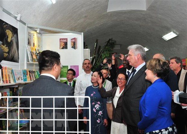 Le président cubain inaugure le pavillon du Vietnam à la Foire internationale du livre de La Havane ảnh 1 Le président cubain inaugure le pavillon du Vietnam à la Foire internationale du livre de La Havane ảnh 1
