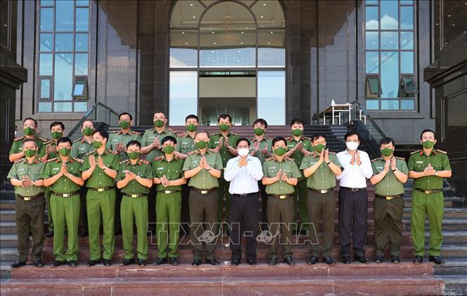 Le Premier ministre rend visite à l’Institut des sciences criminelles ảnh 1 Le Premier ministre rend visite à l’Institut des sciences criminelles ảnh 1