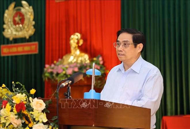Le Premier ministre rend visite à l’Institut des sciences criminelles ảnh 2 Le Premier ministre rend visite à l’Institut des sciences criminelles ảnh 2