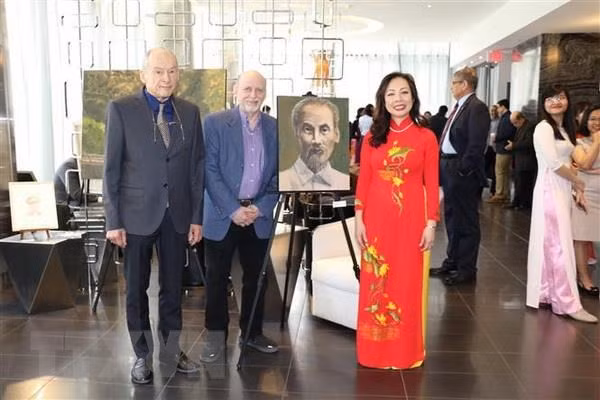 Une exposition sur le Président Ho Chi Minh au Canada ảnh 1