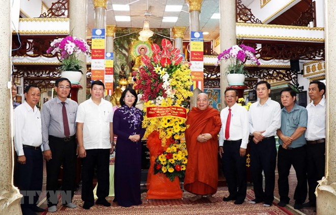 La vice-présidente Dang Thi Ngoc Thinh félicite des bouddhistes à Ho Chi Minh-Ville ảnh 1 La vice-présidente Dang Thi Ngoc Thinh félicite des bouddhistes à Ho Chi Minh-Ville ảnh 1