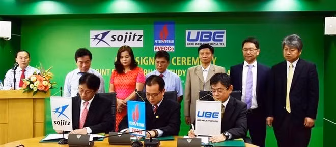 Coopération tripartite dans la production d’ammoniac ảnh 1