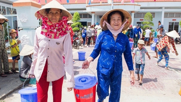 Des aides matérielles remises aux femmes démunies au Nam Bô occidental ảnh 1