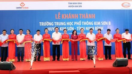 Le chef de l’État à la cérémonie d’inauguration des lycées à Ninh Binh ảnh 1 Le chef de l’État à la cérémonie d’inauguration des lycées à Ninh Binh ảnh 1