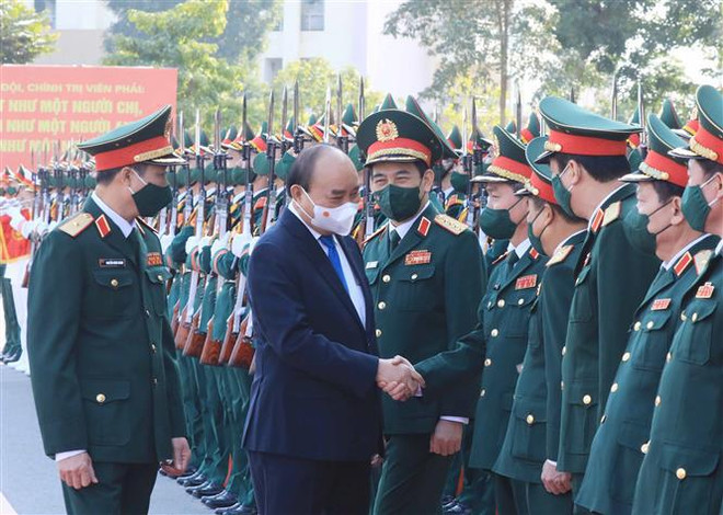 Le président Nguyên Xuân Phuc visite l’École des officiers politiques à Hanoï ảnh 1 Le président Nguyên Xuân Phuc visite l’École des officiers politiques à Hanoï ảnh 1