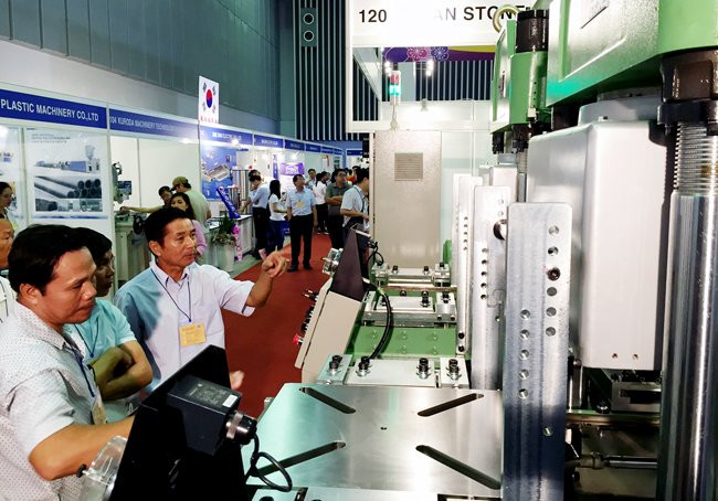 Ouverture de l'exposition internationale de l’industrie du plastique et du caoutchouc 2016 ảnh 1 Ouverture de l'exposition internationale de l’industrie du plastique et du caoutchouc 2016 ảnh 1