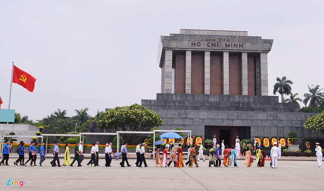 Plus de 92.000 personnes rendent hommage au Président Ho Chi Minh en son mausolée ảnh 1 Plus de 92.000 personnes rendent hommage au Président Ho Chi Minh en son mausolée ảnh 1