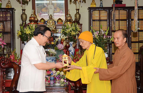 Activités à l’occasion du 2562e anniversaire de Bouddha dans plusieurs localités ảnh 1 Activités à l’occasion du 2562e anniversaire de Bouddha dans plusieurs localités ảnh 1