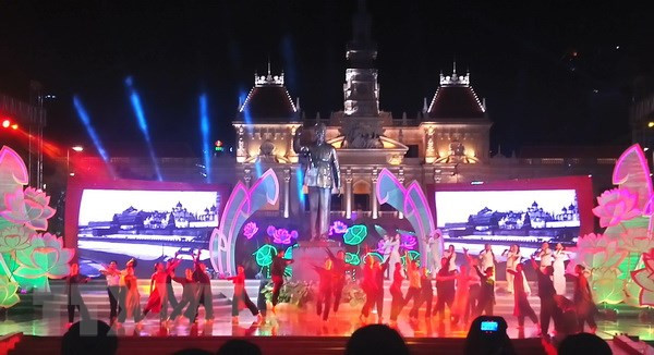 Activités à l’occasion du 128e anniversaire du Président Hô Chi Minh ảnh 2 Activités à l’occasion du 128e anniversaire du Président Hô Chi Minh ảnh 2