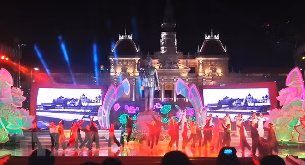 Activités à l’occasion du 128e anniversaire du Président Hô Chi Minh ảnh 2 Activités à l’occasion du 128e anniversaire du Président Hô Chi Minh ảnh 2