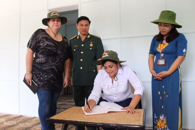 Une délégation de l’Union des jeunes communistes de Cuba à Quang Tri ảnh 1