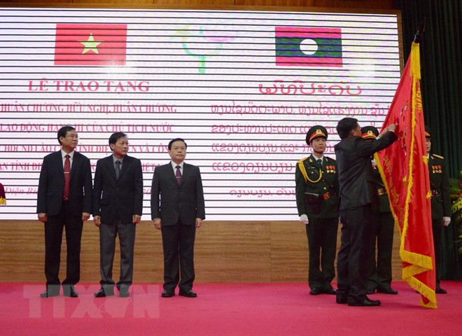 Le Laos remet des distinctions honorifiques à Dien Bien ảnh 1 Le Laos remet des distinctions honorifiques à Dien Bien ảnh 1