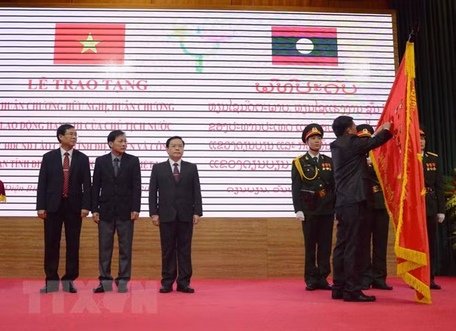 Le Laos remet des distinctions honorifiques à Dien Bien ảnh 1
