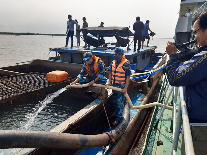 Des millions de litres d’eau potable transportées pour le Delta du Mékong ảnh 1 Des millions de litres d’eau potable transportées pour le Delta du Mékong ảnh 1