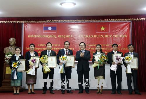 Distinction d'officiels laotiens pour leurs contributions aux relations bilatérales ảnh 1 Distinction d'officiels laotiens pour leurs contributions aux relations bilatérales ảnh 1