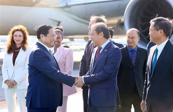 Le PM vietnamien arrive aux États-Unis pour la Semaine de haut niveau de la 78e session de l'AG des ONU ảnh 1