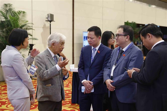 Conférence des jeunes parlementaires : des délégués étrangers soulignent le rôle des technologies numériques ảnh 2