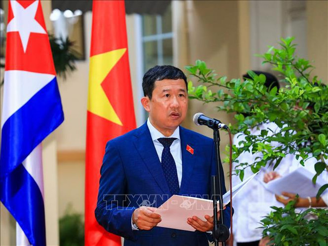 Une exposition de photos en l’honneur des 50 ans de l'arrivée de Fidel Castro au Vietnam ảnh 3 Une exposition de photos en l’honneur des 50 ans de l'arrivée de Fidel Castro au Vietnam ảnh 3