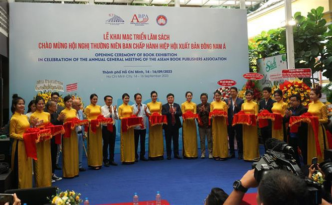 Ouverture de l'exposition de livres sur le Président Hô Chi Minh et des dirigeants du Parti et de l'État ảnh 1 Ouverture de l'exposition de livres sur le Président Hô Chi Minh et des dirigeants du Parti et de l'État ảnh 1