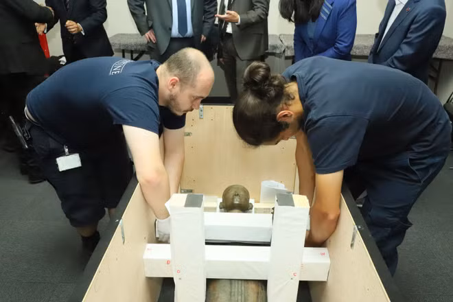 Une statue volée de la déesse Durga remise au Vietnam ảnh 1