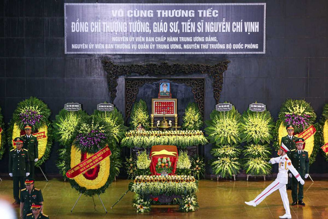 Les dirigeants rendent un dernier hommage au général de corps d’armée Nguyên Chi Vinh ảnh 1 Les dirigeants rendent un dernier hommage au général de corps d’armée Nguyên Chi Vinh ảnh 1