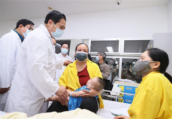 Le Premier ministre Pham Minh Chinh se rend au chevet des victimes de l’incendie d’un immeuble à Hanoi ảnh 2 Le Premier ministre Pham Minh Chinh se rend au chevet des victimes de l’incendie d’un immeuble à Hanoi ảnh 2