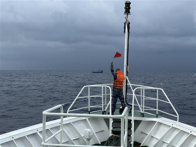 Un bateau de pêche en détresse remorqué vers l’île de Song Tu Tây ảnh 1 Un bateau de pêche en détresse remorqué vers l’île de Song Tu Tây ảnh 1