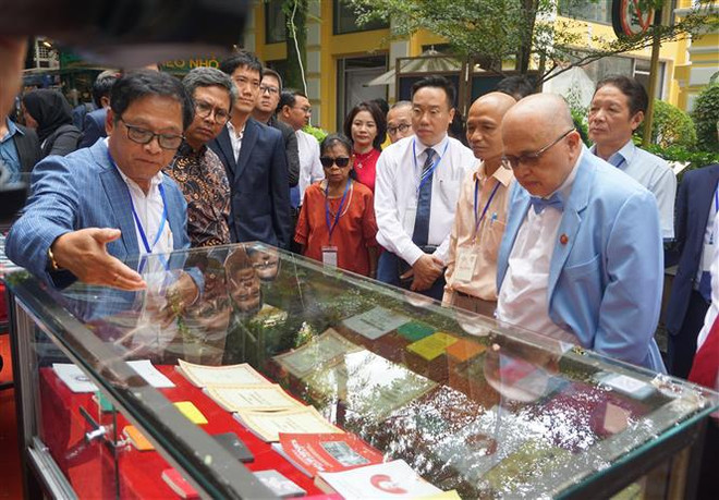 Ouverture de l'exposition de livres sur le Président Hô Chi Minh et des dirigeants du Parti et de l'État ảnh 2 Ouverture de l'exposition de livres sur le Président Hô Chi Minh et des dirigeants du Parti et de l'État ảnh 2