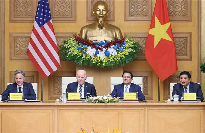Le PM Pham Minh Chinh et le président Joe Biden à la Conférence de haut niveau sur l'investissement et l'innovation ảnh 1