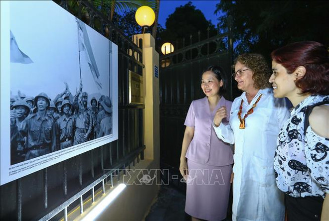 Une exposition de photos en l’honneur des 50 ans de l'arrivée de Fidel Castro au Vietnam ảnh 2 Une exposition de photos en l’honneur des 50 ans de l'arrivée de Fidel Castro au Vietnam ảnh 2