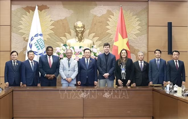 Le président de l’AN Vuong Dinh Huê reçoit des dirigeants de l’UIP ảnh 2