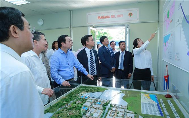 Le vice-Premier ministre Tran Hong Ha rencontre le Premier ministre cubain ảnh 3 Le vice-Premier ministre Tran Hong Ha rencontre le Premier ministre cubain ảnh 3