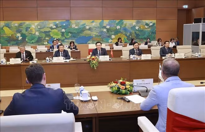 Le président de l’AN Vuong Dinh Huê reçoit des dirigeants de l’UIP ảnh 1