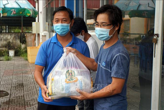 Des étudiants cambodgiens touchés par le COVID-19 à Can Tho reçoivent des cadeaux ảnh 1