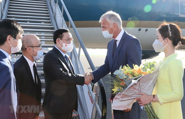 Le président de l’AN du Vietnam arrive à Bruxelles pour une visite de travail au Parlement européen ảnh 1 Le président de l’AN du Vietnam arrive à Bruxelles pour une visite de travail au Parlement européen ảnh 1