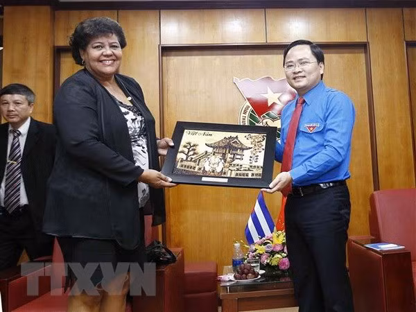 Renforcement des échanges entre les jeunes cubains et vietnamiens ảnh 1