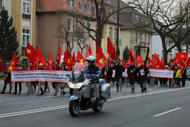 Des Vietnamiens en Allemagne protestent contre les actes de la Chine en Mer Orientale ảnh 1 Des Vietnamiens en Allemagne protestent contre les actes de la Chine en Mer Orientale ảnh 1