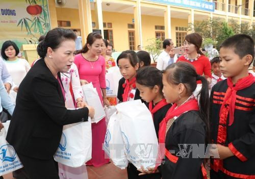 La présidente de l’AN offre des cadeaux aux enfants à Tuyên Quang ảnh 1 La présidente de l’AN offre des cadeaux aux enfants à Tuyên Quang ảnh 1
