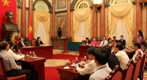 Le président Truong Tân Sang reçoit des ouvrières exemplaires du secteur pétrolier ảnh 1 Le président Truong Tân Sang reçoit des ouvrières exemplaires du secteur pétrolier ảnh 1