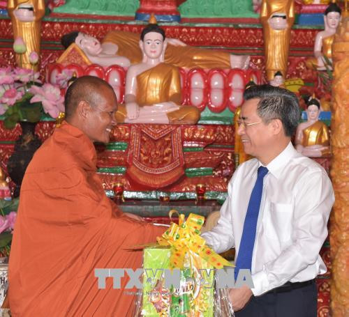 Voeux aux Khmers à l’occasion de la fête Chol Chnam Thmay ảnh 1