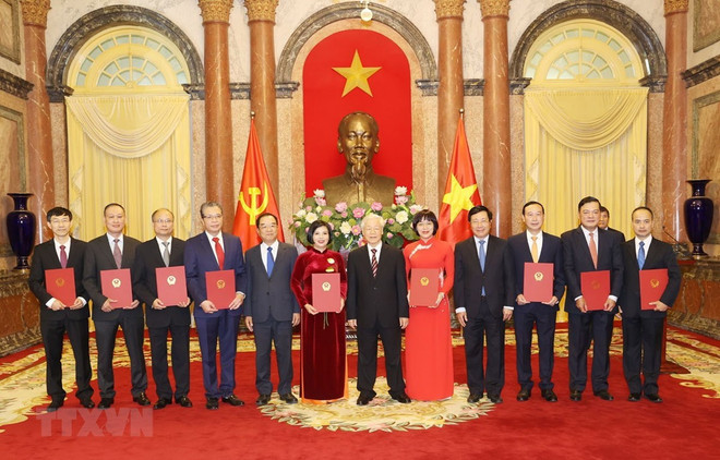 Le dirigeant Nguyen Phu Trong remet ses décisions de nomination à 9 nouveaux ambassadeurs ảnh 1 Le dirigeant Nguyen Phu Trong remet ses décisions de nomination à 9 nouveaux ambassadeurs ảnh 1