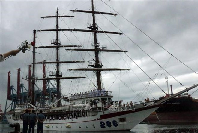 Le voilier de la Marine populaire du Vietnam termine sa visite en Indonésie ảnh 1